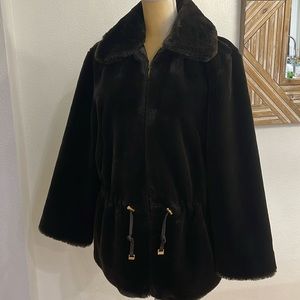 LIZ CLAIBORNE FAUX FUR WOMENS FULL ZIP COAT. SIZE SMALL. DARK BROWN (1061)